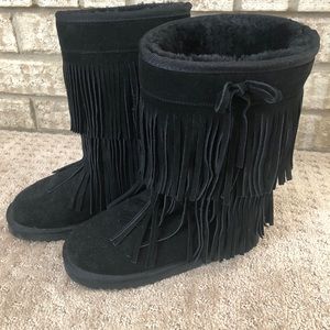 Black boots with fringe.  Not authentic UGGs.